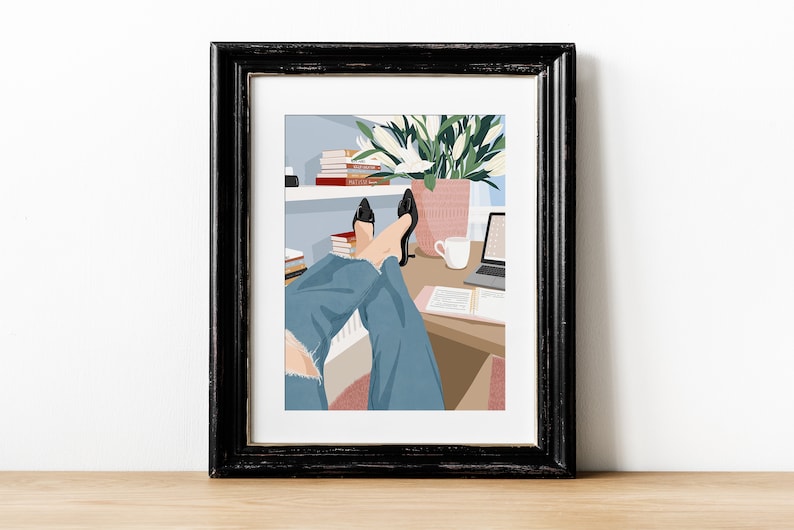 Pode incluir: Uma ilustra&ccedil;&atilde;o digital de pernas em jeans azul e saltos pretos descansando em uma mesa com um laptop, livros e uma x&iacute;cara de caf&eacute;. H&aacute; flores brancas em um vaso rosa no fundo.