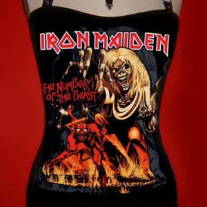 Könnte beinhalten: Ein schwarzes Neckholder-Top mit dem Iron Maiden-Logo und dem Cover-Artwork von The Number of the Beast. Die Grafik zeigt eine große Kreatur mit langem blonden Haar und eine kleine rote Teufelsfigur inmitten von Flammen. Ein Metallhalsband ist zu sehen.
