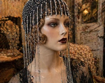 Tocado vanguardista con cuentas, gorro gótico con flecos, pieza llamativa.