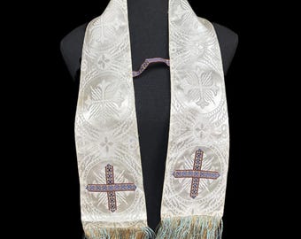 Estola católica vintage blanca damasco azul dorado con cruz y flecos.