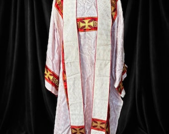 Conjunto de vestimenta católica vintage, casulla color marfil, rojo y dorado con estola a juego.