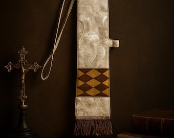 Manípulo católico vintage • Vestimenta litúrgica do rito romano da década de 1950 • Tecido litúrgico em brocado dourado