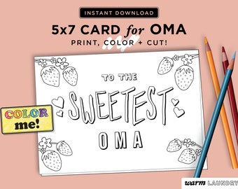 Op de afbeelding: Een printbare 5x7 kaart voor OMA, met een zwart-wit ontwerp met aardbeien en de tekst "TO THE SWEETEST OMA". Inclusief een "COLOR me!" sticker en kleurpotloden.
