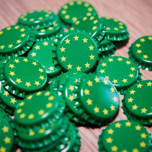 Crown caps in green with yellow stars - New - for closing bottles