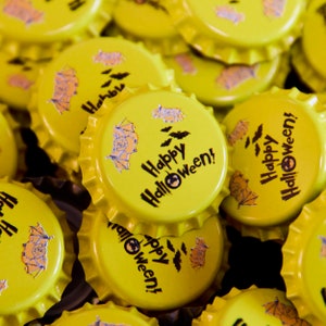 Pack of 50 crown caps, yellow, printed with the motif “Happy Halloween with bats” for your Halloween party