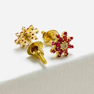 Pendientes minimalistas de flores de oro macizo de 14k Pendientes delicados de oro Pendientes lindos pendientes de oro brillante Regalo para ella