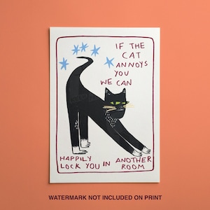 以下が含まれることがあります： 黒猫が伸びをしているイラストのアートプリント。テキストは「もし猫があなたをイライラさせたら、私たちはあなたを別の部屋に閉じ込めることができます」と書かれています。猫は緑色の目をしています。青い星のアクセント。