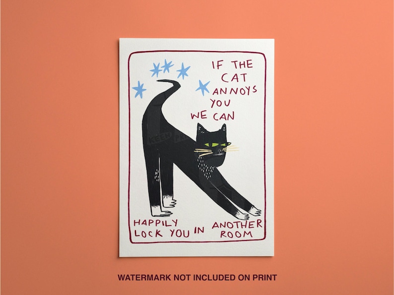 以下が含まれることがあります： 黒猫が伸びをしているイラストのアートプリント。テキストは「もし猫があなたをイライラさせたら、私たちはあなたを別の部屋に閉じ込めることができます」と書かれています。猫は緑色の目をしています。青い星のアクセント。