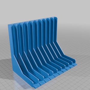 Puede incluir: Un organizador azul impreso en 3D con múltiples ranuras verticales. El organizador tiene un diseño escalonado, con las ranuras disminuyendo en altura. El objeto está diseñado para sostener artículos en posición vertical. El organizador es de plástico.