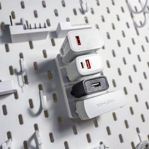 Puede incluir: Una taza de cerámica blanca con un asa negra y el texto "But First, Coffee" en negro, en negrita. La taza está sobre una superficie de madera.