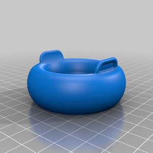 Puede incluir: Un anillo inflable azul con dos asas. El anillo está diseñado para sentarse o flotar en el agua.