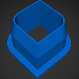 Può includere: Uno stampo per torta quadrato in plastica blu con angoli arrotondati. Lo stampo ha una base rialzata e una parte superiore rimovibile.