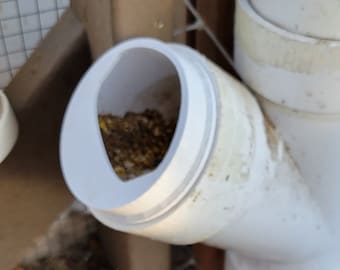 Dispositivo anti-fuoriuscita di mangime stampato in 3D per mangiatoia per polli in PVC (2 pezzi) (CF-07)