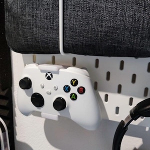 Soporte de pared para mando de Xbox para IKEA Skadis - Soporte para mando de Xbox Series S X con panel perforado, organizador de almacenamiento para juegos.