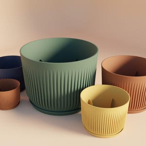 Puede incluir: Conjunto de cinco macetas acanaladas en varios colores: azul oscuro, verde, marrón y amarillo. Las macetas tienen un diseño moderno y son adecuadas para uso en interiores o exteriores.