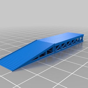 Puede incluir: Una rampa de metal azul con una plataforma en la parte superior. La rampa está diseñada para ayudar a los vehículos a subir a una superficie más alta.