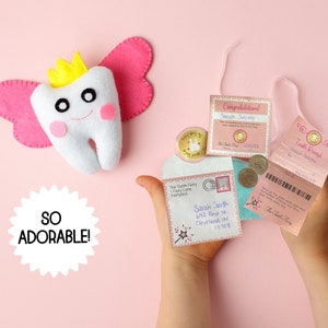 Pode incluir: Uma fada do dente de feltro branco com asas cor-de-rosa e uma coroa amarela. A fada est&aacute; segurando um pequeno envelope com um recibo da fada do dente e uma moeda dentro. O envelope &eacute; endere&ccedil;ado a Sarah Smith na 692 First St, Cleveland, IN 13908. O texto "SO ADORABLE!" est&aacute; escrito em uma estrela branca.