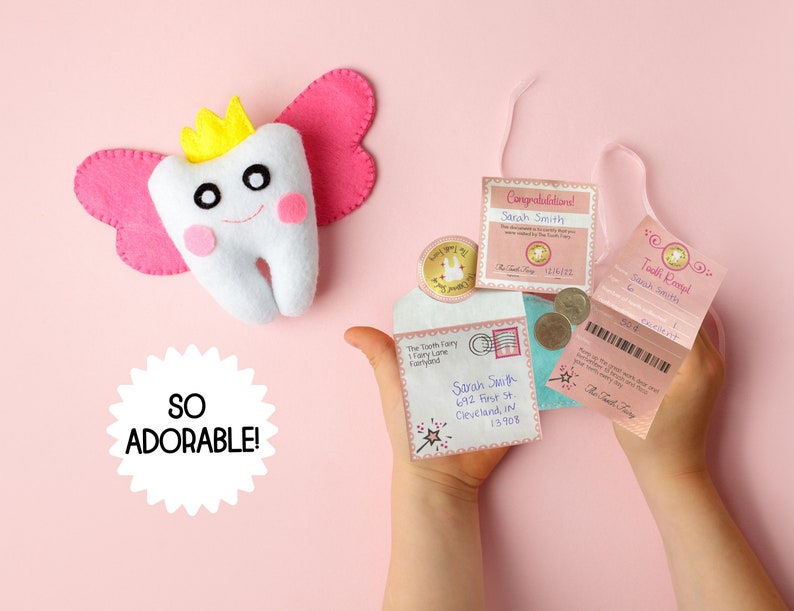 Pode incluir: Uma fada do dente de feltro branco com asas cor-de-rosa e uma coroa amarela. A fada est&aacute; segurando um pequeno envelope com um recibo da fada do dente e uma moeda dentro. O envelope &eacute; endere&ccedil;ado a Sarah Smith na 692 First St, Cleveland, IN 13908. O texto "SO ADORABLE!" est&aacute; escrito em uma estrela branca.