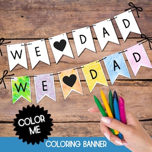 Puede incluir: Un conjunto de pancartas para colorear con dos tiras de banderines. La tira superior tiene banderines blancos con letras negras que forman WE HEART DAD. La tira inferior presenta el mismo texto y un s&iacute;mbolo de coraz&oacute;n, coloreado.