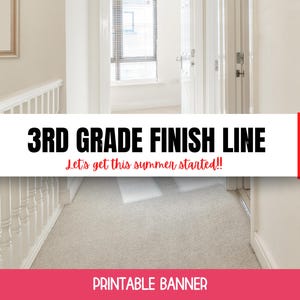 Può includere: Uno striscione rettangolare con sfondo bianco, bordi a scacchi bianchi e neri a sinistra e a destra e strisce verticali rosse. Il testo recita 3RD GRADE FINISH LINE in nero e Let's get this summer started!! in corsivo rosso.