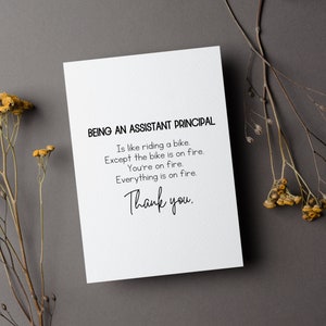 Pu&ograve; includere: Un biglietto bianco con testo nero che dice "BEING AN ASSISTANT PRINCIPAL Is like riding a bike. Except the bike is on fire. You're on fire. Everything is on fire. Thank you."