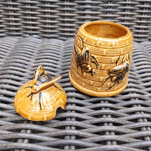 Honingpot keramiek in geweven mand met bijen Design Holland 1980