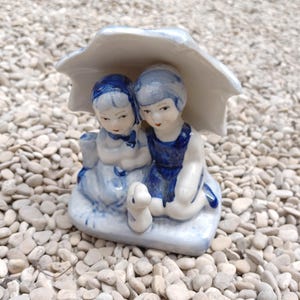 Delfts blauw-wit beeldje jongen meisje onder paraplu Holland 1980