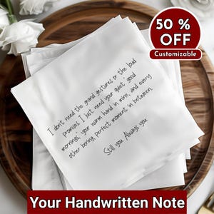 Puede incluir: Una pila de servilletas de papel blancas con texto manuscrito en tinta negra. El texto dice: "No necesito los grandes gestos... Still you. Always you." Un círculo rojo con "50% DE DESCUENTO Personalizable" está en la esquina superior derecha.