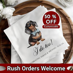Könnte beinhalten: Weiße Hochzeits-Servietten mit einer Illustration eines Dackels mit blauer Fliege. Der Text lautet "I do too!" und enthält die Namen und das Datum der Veranstaltung. Ein roter Kreis zeigt 50 % Rabatt und das Wort "Anpassbar".