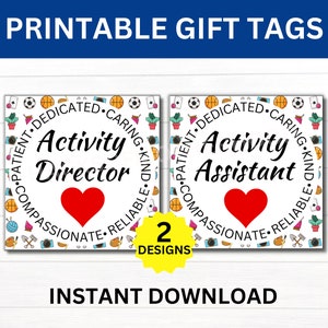 Puede incluir: Dos etiquetas de regalo imprimibles con fondo blanco e ilustraciones coloridas. Las etiquetas muestran el texto "Activity Director" y "Activity Assistant" con un corazón rojo en el centro de cada etiqueta.