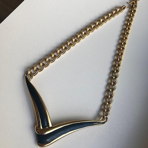 Vintage solid chain necklace by Monet. Dark blue enamel chain necklace in 80s style. Necklace with a Y-shaped insert.