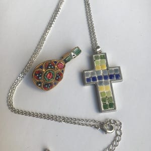 Italienisches Mikro Mosaik Schmuck: Brosche & Kreuz Anhänger