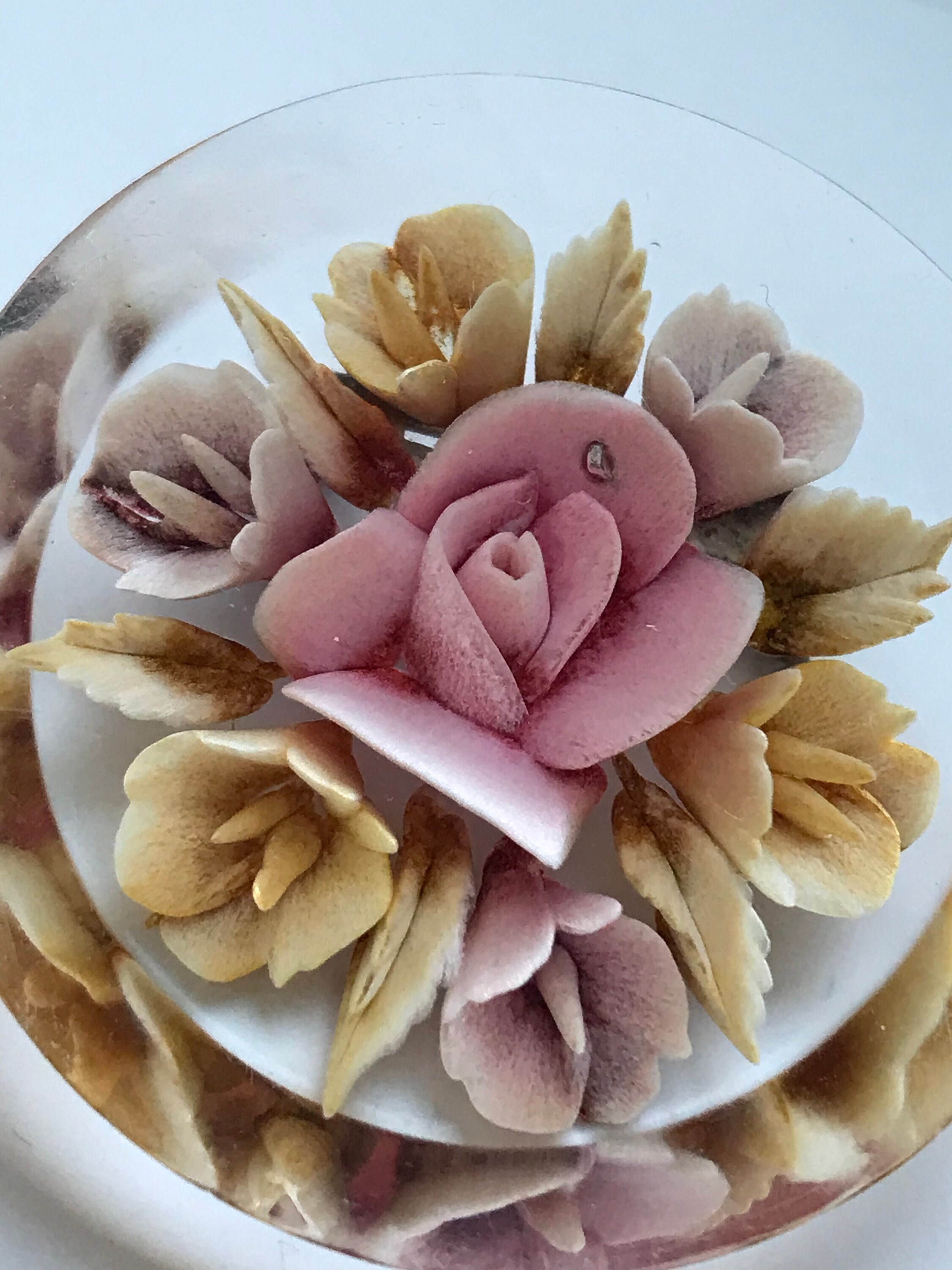 ヴィンテージ ルーサイト ブローチ 逆向き彫刻花 1950 年代 レトロ