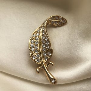 Vintage feather brooch by BJ (Beatrix Jewellery). Sparkling crystals feather pin. Goldish feather brooch