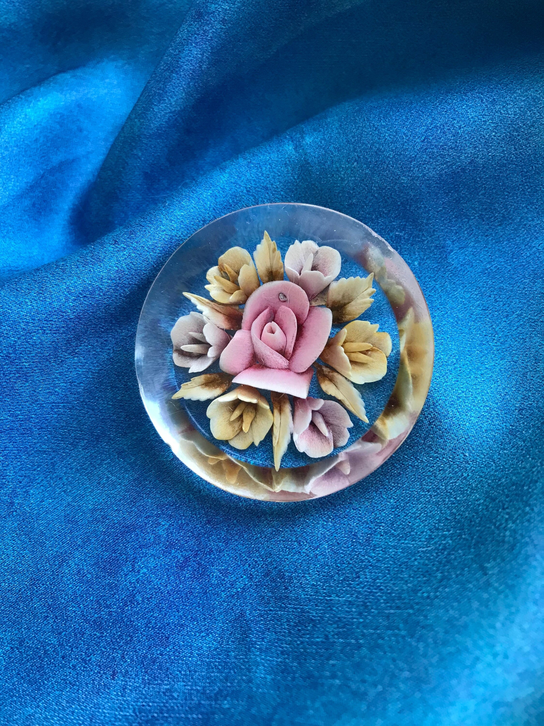 ヴィンテージ ルーサイト ブローチ 逆向き彫刻花 1950 年代 レトロ