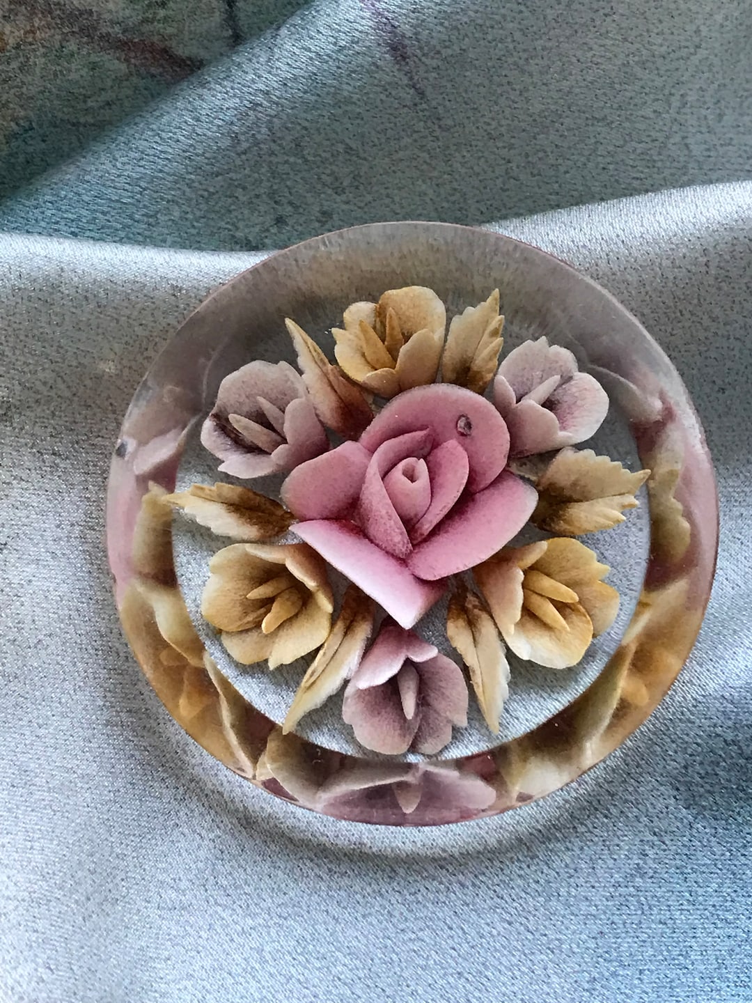 ヴィンテージ ルーサイト ブローチ 逆向き彫刻花 1950 年代 レトロ