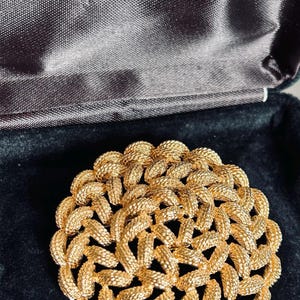 Può includere: Un set di tre tazze in ceramica con finitura opaca e macchiettata. Le tazze sono nei toni del crema, grigio chiaro e grigio scuro. Ogni tazza ha un design semplice e moderno e un manico comodo.