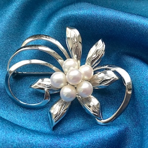 Broche japonaise vintage en perles d&#39;Akoya. Broche fantaisie en perles.