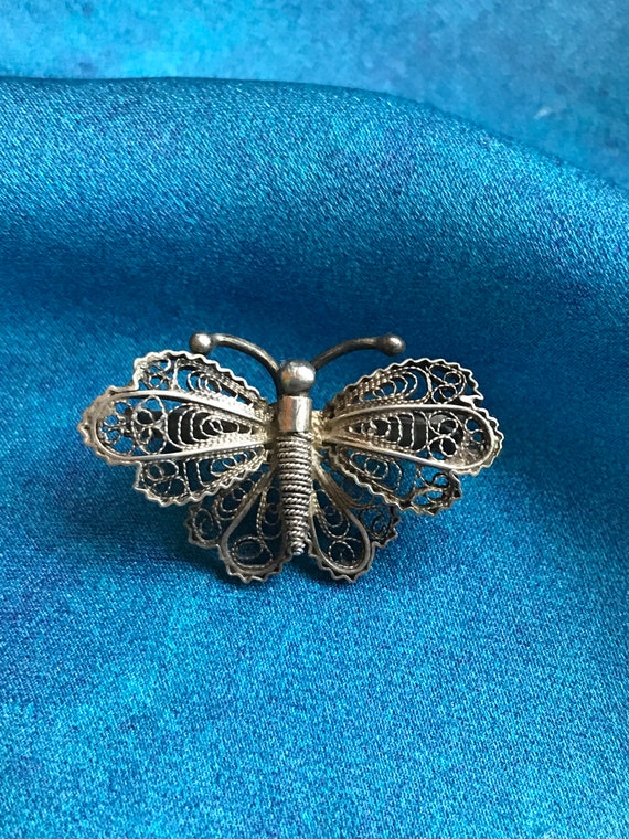 Broche papillon vintage en filigrane d'argent. - France
