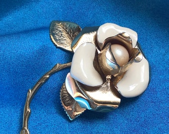 broche rose vintage en or. Broche fantaisie en émail crème brûlée.