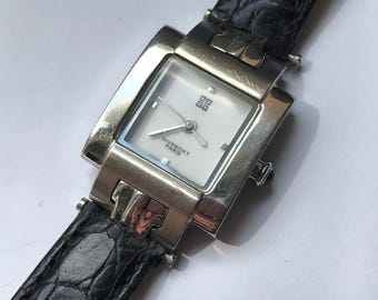 montre-bracelet vintage Givenchy avec couronne en saphir bleu. Accessoire montre-bracelet pour femme.  Montre-bracelet classique, années 90. Montre en état de marche.