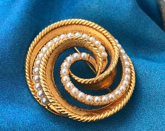 Gorgeous brooch in golden color with small imitation pearls. Vintage gold swirl brooch.