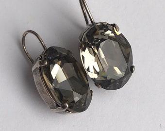 boucles d&#39;oreilles vintage avec cristaux fumés. Boucles d&#39;oreilles avec cristaux scintillants. Grandes boucles d&#39;oreilles avec strass gris.