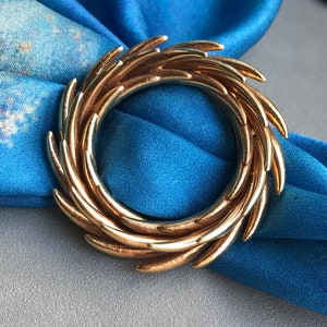 Vintage gold swirl brooch. Gorgeous costume brooch in golden tone.