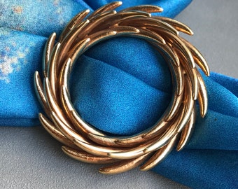 Vintage gold swirl brooch. Gorgeous costume brooch in golden tone.