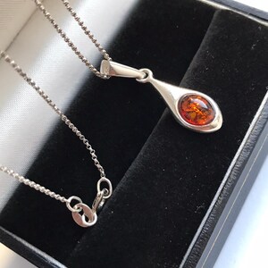 Ciondolo a goccia vintage con catena. Collana in argento con pendente a goccia in pietra naturale.
