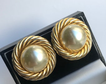 Vintage clips designer David Grau, classic clip-on earrings, large round pearl clip-on earrings style 80's.