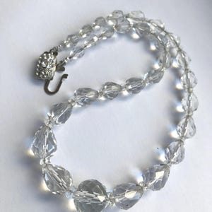 Vintage Art Deco Perlen aus klaren Kristallperlen. Halskette aus abgestuften Perlen. Handgeschliffene Glasperlenkette.