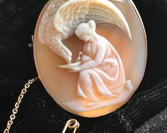 Broche camée vintage victorienne sur un coquillage « Hebe and the Eagle ». Broche Hebe et l&#39;aigle de Zeus gemma. Broche mythologie grecque