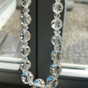 Vintage art-decoketting met kristallen kralen. Ketting gefacetteerde heldere kralen, jaren 30.